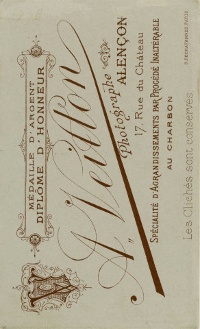 Bébé assis sur une fourrure, studio, photographie noir et blanc, tirage albuminé, Alphonse Veillon, [1878-1905], acquisition 2022 .