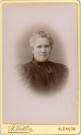 Portrait d'une femme, studio, photographie noir et blanc, tirage albuminé, Alphonse Veillon, [1878-1905], acquisition 2022 .