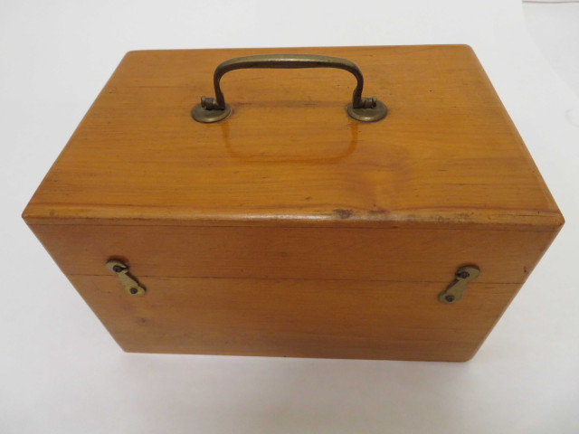 Pulvérisateur de laboratoire dans coffret en bois avec flacon d'huile essentielle et alcool (20.5cm x 14cm x 12.5cm) (XXe siècle).