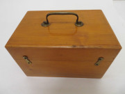 Pulvérisateur de laboratoire dans coffret en bois avec flacon d'huile essentielle et alcool (20.5cm x 14cm x 12.5cm) (XXe siècle).