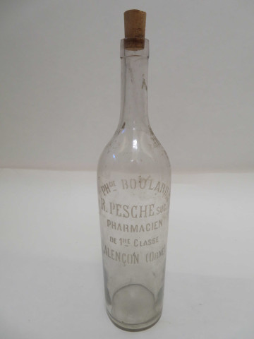 Série de 10 bouteilles en verre, couleur blanc, gravées "Pharmacie Boulard, Raoul Pesche successeur, pharmacien de première classe, Alençon Orne", bouchons émeri, en liège ou en verre (1902-1950).