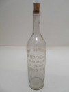 Série de 10 bouteilles en verre, couleur blanc, gravées "Pharmacie Boulard, Raoul Pesche successeur, pharmacien de première classe, Alençon Orne", bouchons émeri, en liège ou en verre (1902-1950).