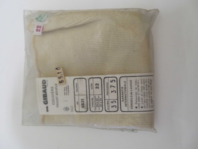 Coudière tricot souple, taille 22, (Gibaud) conditionnement plastique (14cm x 12.5cm x1.5cm) (1950 - 1980).