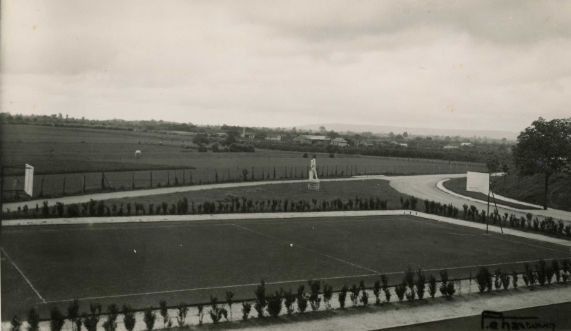 Club sportif d'Alençon (CSA), parc des sports, stade Jacques Fould , le terrain de basket, (inauguration 25 mai 1947), photographie noir et blanc, DR, (cm x cm), collection particulière Negele Danielle, 2023, AMA.
