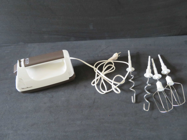 Batteur mixeur major S, 3 vitesses, type : 557, code 212, 5 pièces, avec carton (plastique, métal), ( (don de l'association Moulinex Jean Mantelet).