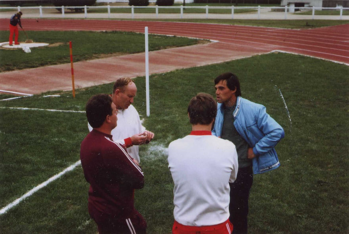 Compétition à Argentan, (de gauche à droite) Roulé, Alexis Queau, André Brilland, (arrière plan) Frédérique Despierre qui nettoie son aire de lancer, photographie noir et blanc, phot. Claude Varnier collection particulière Thierry Varnier, 2024, AMA.