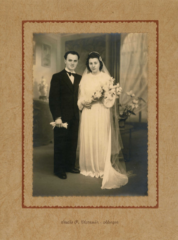 Mariage Agnès Bengerie et M. Maquère (25 novembre 1943), photographie noir et blanc, studio P. Charrouin Alençon ( cm x cm), acquisition 2025, AMA;