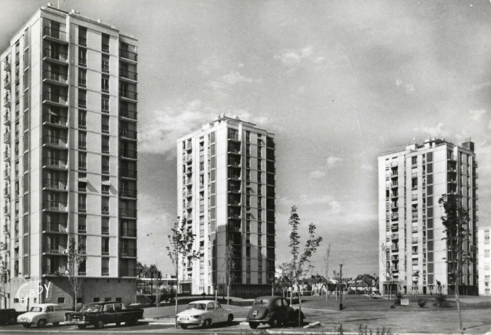 Alençon (Orne), Champ Perrier, carte postale semi-moderne noir et blanc n°32, éditeurs Artaud père et fils, éditions Gaby, (Date d'utilisation : 28 juillet 1967 ), (14,7x10), AMA.