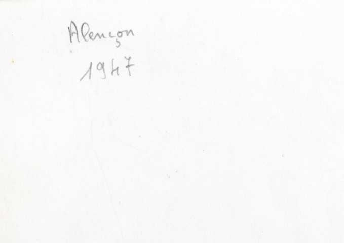 Club sportif d'Alençon (CSA), parc des sports, stade Jacques Fould, le terrain d'honneur, les pistes et les tribunes (inauguré le 25 mai 1947), photographie noir et blanc, DR, (15 cm x 8.9 cm), collection particulière Negele Danielle, 2023, AMA.