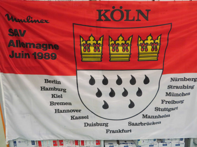Drapeau "Köln" (Ville allemande de Cologne), SAV Allemagne, juin 1989, don de l'association Moulinex Jean Mantelet.