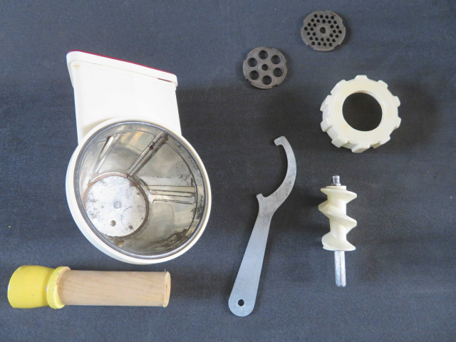 "Combiné Jeannette Moulinex", manche en bois jaune, avec carton, type RL1A avec carton, 16 pièces (plastique, métal, bois), (don de l'association Moulinex Jean Mantelet), AMA