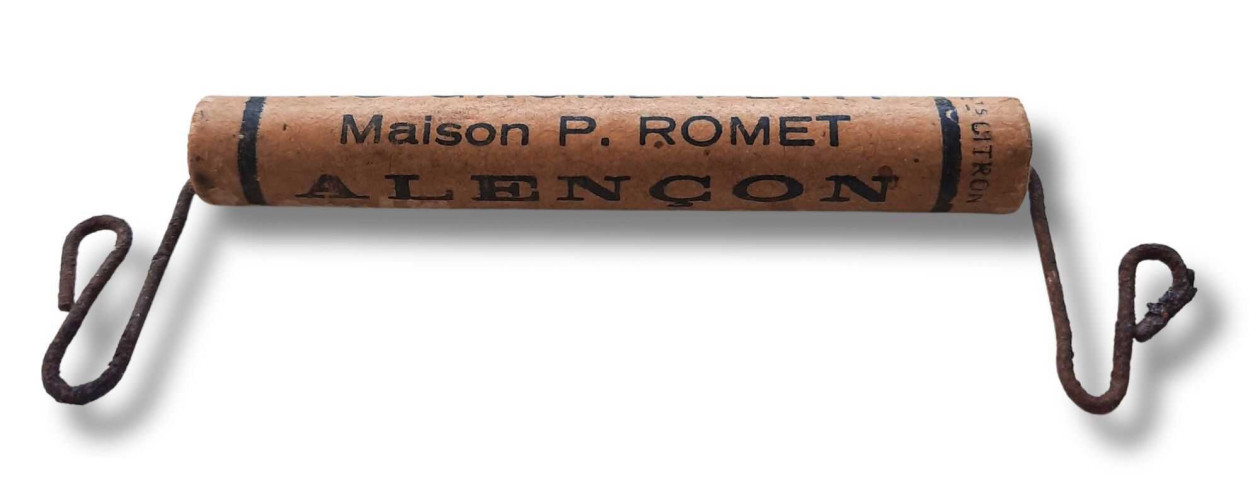 Magasin du Gagne-Petit, communication : poignée porte sac publicitaire de la maison Romet (carton, métal) (10.5cm x 5cm x 2cm), acquisition 2024, AMA (2 exemplaires), papier buvard détaché [1900].