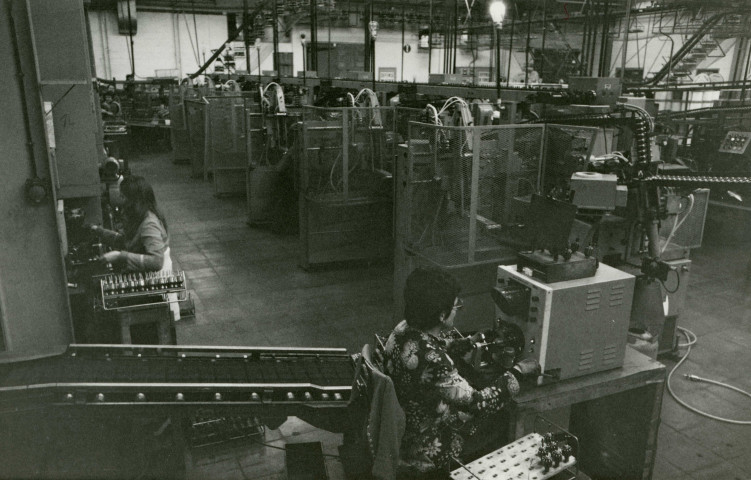 Postes globaux de fabrication des rotors, 6 machines ADF 2000 : photographie noir et blanc, L. Gandon (18cm x 12cm).
