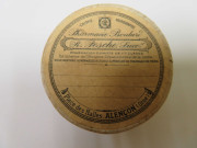 Boîtes pharmaceutiques circulaires de Raoul Pesche (couleur : blanc noir rouge) avec étiquette blanche et rose (diam : 5cm, haut : 2.5cm) (1902-1940).