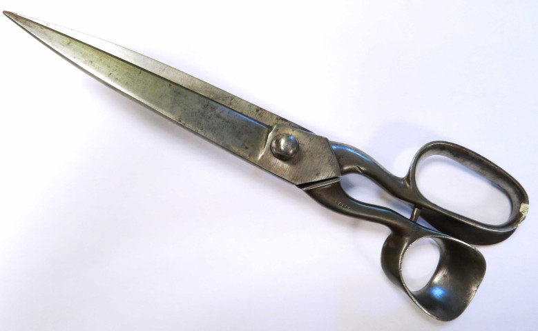 Ciseaux de tailleur de Charles Féron, collection privée de Maryvonne Thoréton : photographie couleur, Toulouze Marion, AMA