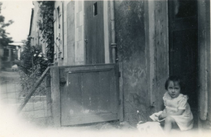 Maryvonne Thoréton rue Candie : photographie noir et blanc, DR, 8.7 x 6, (juillet 1951),(collection particulière Maryvonne Thoréton, AMA, 2018.)