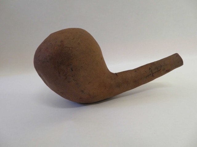 Cornue de laboratoire sans tubulure en terre cuite ( XIXe) (haut : 30 cm, diam : 20cm).
