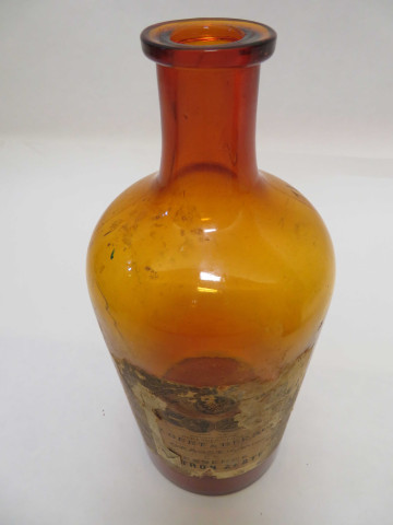 Série de 15 flacons en verre blanc ou ambré, étroite ouverture, bouchés émeri ou en liege, anciennes étiquettes (Fin XIXe siècle).