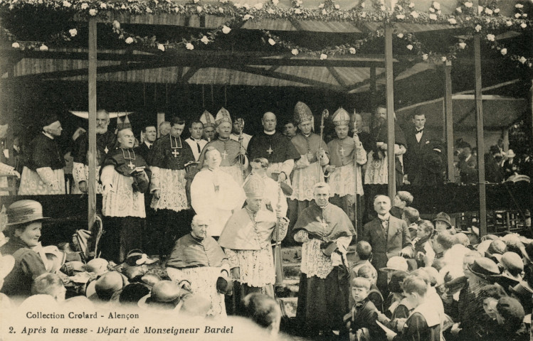 Alençon (Orne), après la messe, départ de Monseigneur Bardel, carte postale ancienne noir et blanc n°2, collection Crolard, Alençon, sd, (14x9), AMA (2 exemplaires).
