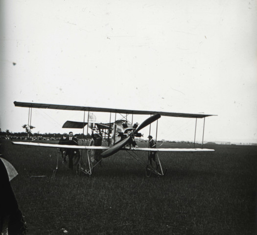 Alençon (Orne), fête d'aviation (juillet 1912), Lucien Demazel et son biplan sur le champ de manœuvres, DR, AMA.