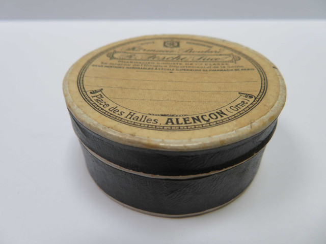 Boîtes pharmaceutiques circulaires de Raoul Pesche (couleur : blanc noir rouge) avec étiquette blanche et rose (diam : 5cm, haut : 2.5cm) (1902-1940).