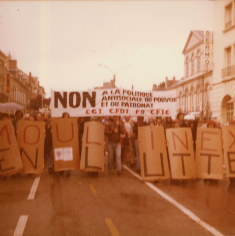 La manifestation "Moulinex en lutte" CGT, CFDT, FO, CFTC : lot de 19 photographies (Claude Renault).
