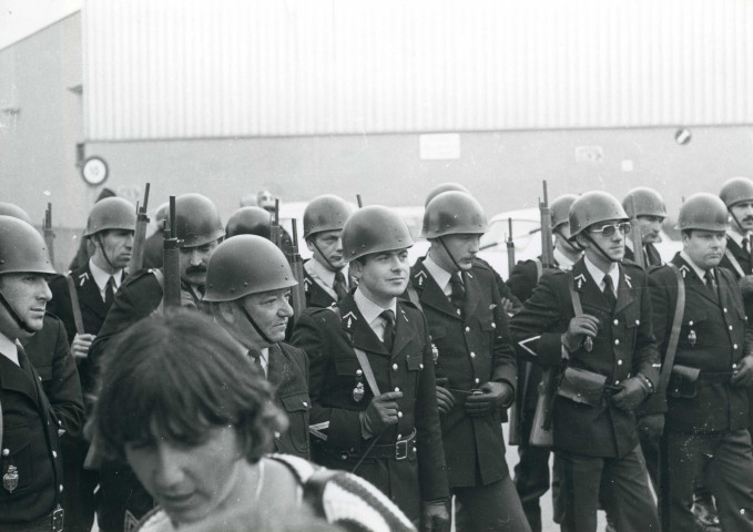 Remplacement des CRS par les gendarmes mobiles : lot de 7 photographies.