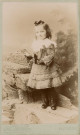 Petite fille dans un décor accessoirisé de rochers, bois et forêt, studio, photographie noir et blanc, tirage albuminé, Alphonse Veillon, [1878-1905], acquisition 2022 .
