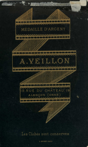 Portrait de jeune garçon (médaillon), studio, photographie noir et blanc, tirage albuminé, Alphonse Veillon, [1878-1905], acquisition 2022 .