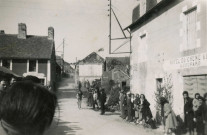 Course cycliste à La Roche-Mabile, Rémy Claire, club sportif d'Alençon (CSA), passage devant l'Hôtel du Chêne Vert A. Coupard), photographie noir et blanc, DR, collection particulière I. Houlette, B. Morel, 2024, AMA.