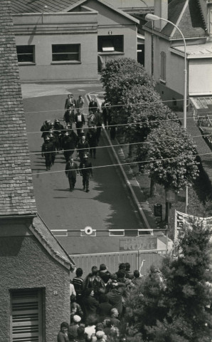 Grève générale de 1978, M. Georges, directeur de l'usine d'Alençon face aux grévistes avant l'ouverture des grilles : lot photographies.