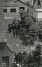 Grève générale de 1978, M. Georges, directeur de l'usine d'Alençon face aux grévistes avant l'ouverture des grilles : lot photographies.