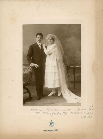 Mariage d'Henri Henriet (né 4 avril 1897) et de Marguerite Manoury (1899) (1919), photographie noir et blanc, Union photographique Française Paris, (cm x cm)