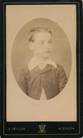 Portrait de jeune garçon (médaillon), studio, photographie noir et blanc, tirage albuminé, Alphonse Veillon, [1878-1905], acquisition 2022 .