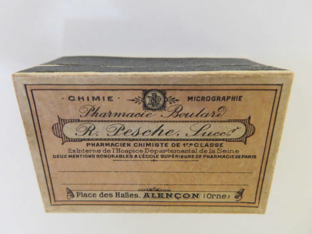 Boîtes pharmaceutiques rectangulaires de Raoul Pesche (couleur : blanc noir rouge) avec étiquette blanche et rose (5.5cm x 3.5cm x 2.5cm) (1902-1930).