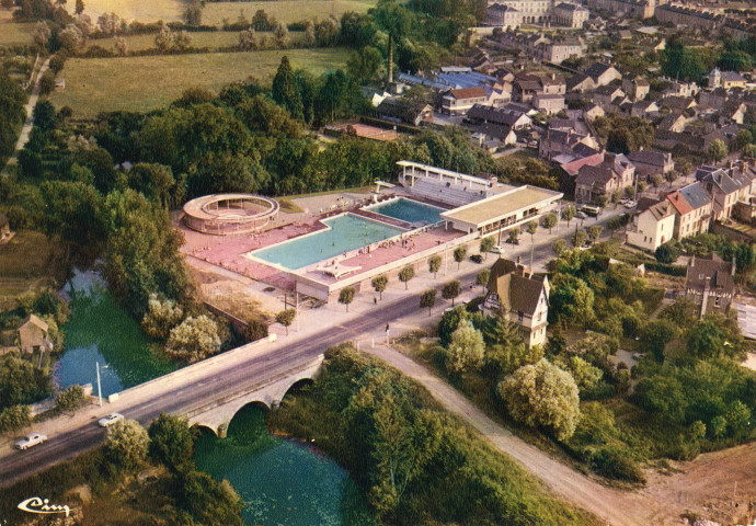 Alençon (Orne), La piscine, vue aérienne, carte postale semi-moderne couleur n°610010004962, Combier imprimeur Macon"CIM", sd, (15x10,5), AMA, 2 exemplaires.