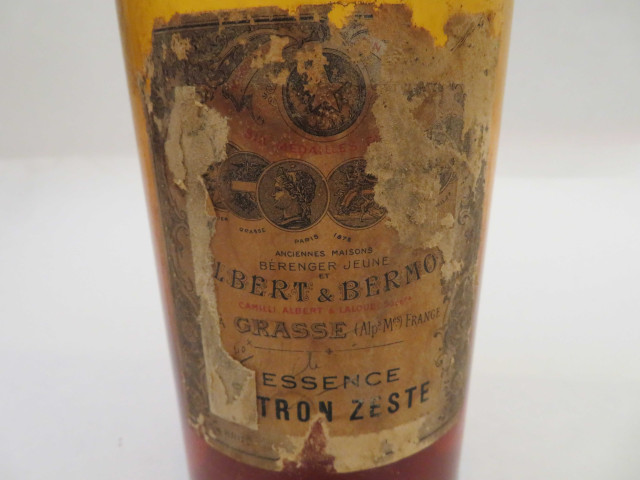 Série de 15 flacons en verre blanc ou ambré, étroite ouverture, bouchés émeri ou en liege, anciennes étiquettes (Fin XIXe siècle).