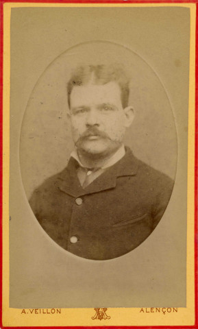 Portrait d'un homme, studio, photographie noir et blanc, tirage albuminé, Alphonse Veillon, [1878-1905], acquisition 2022 .
