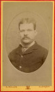 Portrait d'un homme, studio, photographie noir et blanc, tirage albuminé, Alphonse Veillon, [1878-1905], acquisition 2022 .
