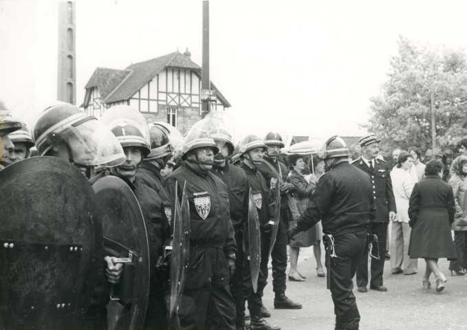 Le commissaire Trichet conduit le premier détachement de CRS : lot de 6 photographies.