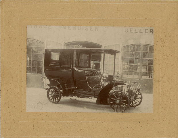 Exposition Panhard-Levassor dans la fabrique de voitures d'Albert Lemaître, voiture de maitre Panhard et Levassor (années 1908), photographie noir et blanc, (23.5cm x 18.5cm), support cartonné, collection particulière établissements Lemaître, acquisition 2022, AMA, 2 exemplaires.