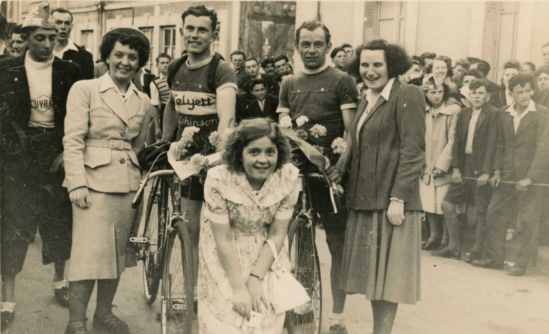 Course cycliste à Gacé (1949), Rémy Claire Rémy et (Lescuyer Louis ?) club sportif d'Alençon (CSA), vainqueurs, remise des bouquets, photographie noir et blanc, studio V. Levesque, collection particulière I. Houlette, B. Morel, 2024, AMA.