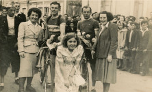 Course cycliste à Gacé (1949), Rémy Claire Rémy et (Lescuyer Louis ?) club sportif d'Alençon (CSA), vainqueurs, remise des bouquets, photographie noir et blanc, studio V. Levesque, collection particulière I. Houlette, B. Morel, 2024, AMA.