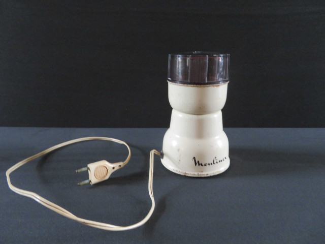 Moulin à café standard (années 1956-1960) (métal, plastique), Alençon Moulinex, (don de l'association Moulinex Jean Mantelet), AMA