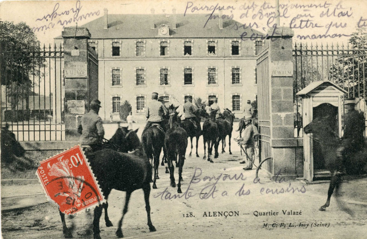 Alençon (Orne), quartier Valazé (14e Hussards), caserne, carte postale ancienne noir et blanc n°128, M.C.F.L. Issy (Seine), (date d'utilisation : 1913), (14x9), AMA, 2 exemplaires.