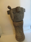 Mortier en marbre gris moucheté et veiné avec son pilon en bois, sur une base ronde en bois (XIXe siècle) (haut 91cm, diam 50cm, socle en bois 61cm).