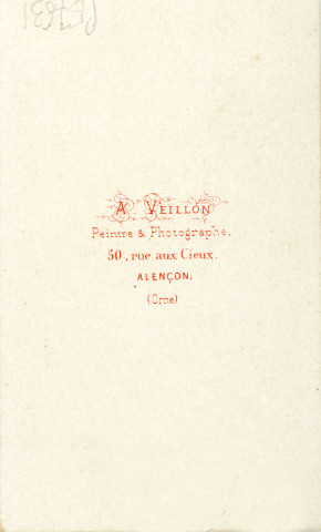 Alençon (Orne), les carioles sur la Place d'Armes un jour de marché, studio, photographie noir et blanc, suuport cartonné, tirage albuminé, Alphonse Veillon, [1867-1873], (10.5cm x 6.3cm), acquisition 2024.