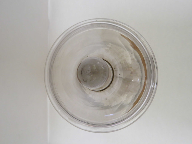 Série de 6 grands bocaux en verre, couverts avec étiquettes églomisées en noir, rouge et or (XIXe siècle).
