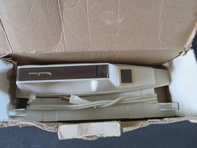 Couteau électrique blanc,marron et orange Moulinex avec support, type 246.6.00, sans lame (1980), bi-tension, avec carton d'origine, (plastique, métal, carton), 2 pièces, don de l'association Moulinex Jean Mantelet.