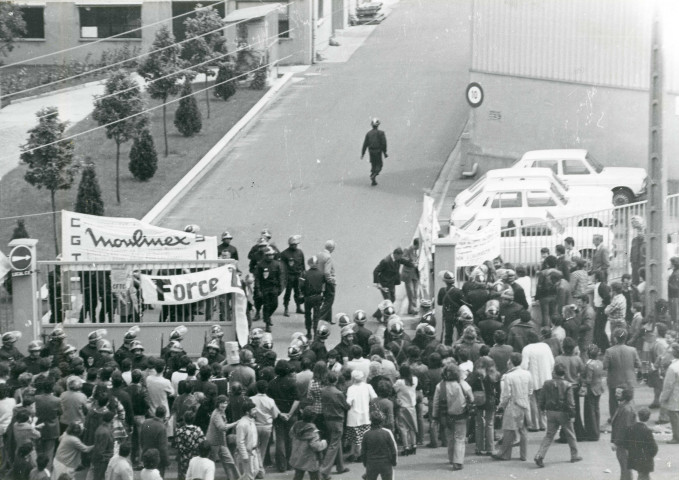 Double haie des CRS à l'entrée de l'usine pour laisser entrer le personnel : lot de 8 photographies.